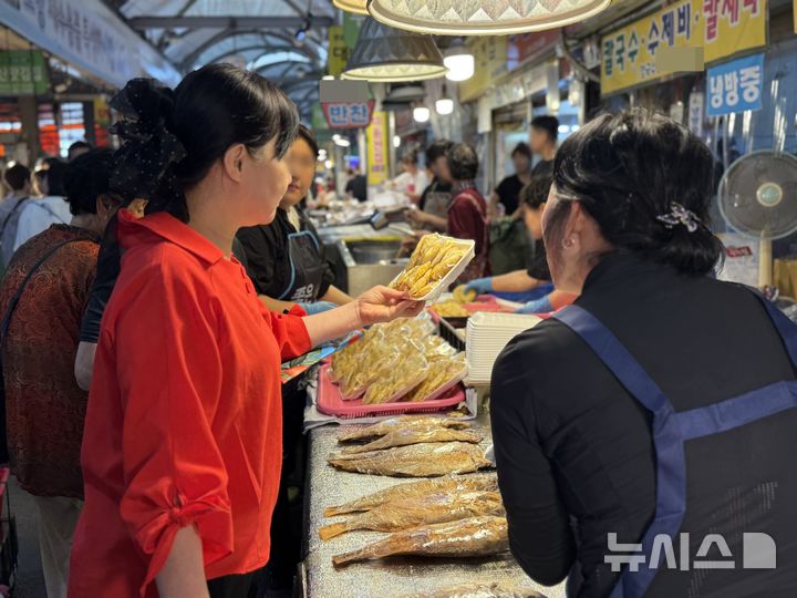 [포항=뉴시스] 안병철 기자 = 추석 연휴 경북 포항 죽도시장에 제수용품을 구입하려는 시민들과 관광객들로 북적이고 있다. 2026.09.24. abc1571@newsis.com.
