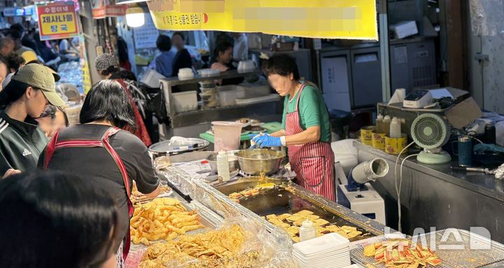 [포항=뉴시스] 안병철 기자 = 추석 연휴 경북 포항 죽도시장에 제수용품을 구입하려는 시민들과 관광객들로 북적이고 있다. 2026.09.24. abc1571@newsis.com.