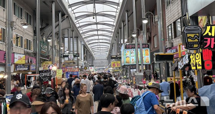 [포항=뉴시스] 안병철 기자 = 추석 연휴 경북 포항 죽도시장에 제수용품을 구입하려는 시민들과 관광객들로 북적이고 있다. 2026.09.24. abc1571@newsis.com.