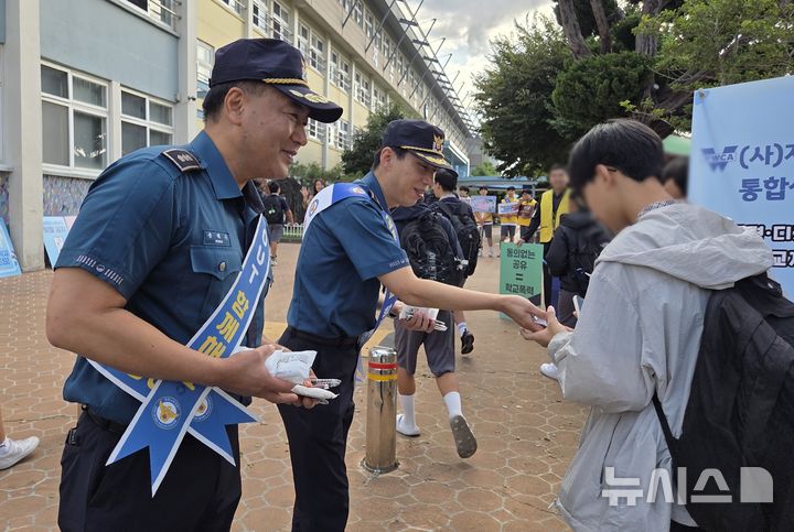 [제주=뉴시스] 송택근 제주서부경찰서 여성청소년과장이 22일 제주중앙중학교에서 제주도교육청, 제주 YWCA 디지털성범죄피해자지원센터 등과 함께 '야차룰 금지 학교폭력 예방 캠페인'을 전개하고 학생들에게 리플릿과 홍보물품을 배부하고 있다. (사진=제주서부경찰서 제공) 2026.09.25. photo@newsis.com