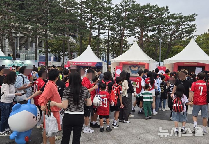 [수원=뉴시스] 하근수 기자= 24일 오후 8시 한국 남자 축구 국가대표팀 대 에콰도르의 9~10월 하나은행 초청 축구 국가대표팀 친선경기가 열릴 수원월드컵경기장 일대. 2026.09.24. hatriker22@newsis.com