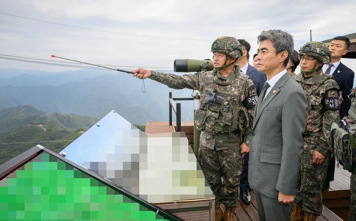 [서울=뉴시스] 강신철 국방부 장관이 24일 추석 연휴를 맞아 중동부전선 최전방 육군 제7보병사단을 방문해 군사대비태세를 점검하고 있다. (사진=국방부 제공) 2026.09.24 *재판매 및 DB 금지