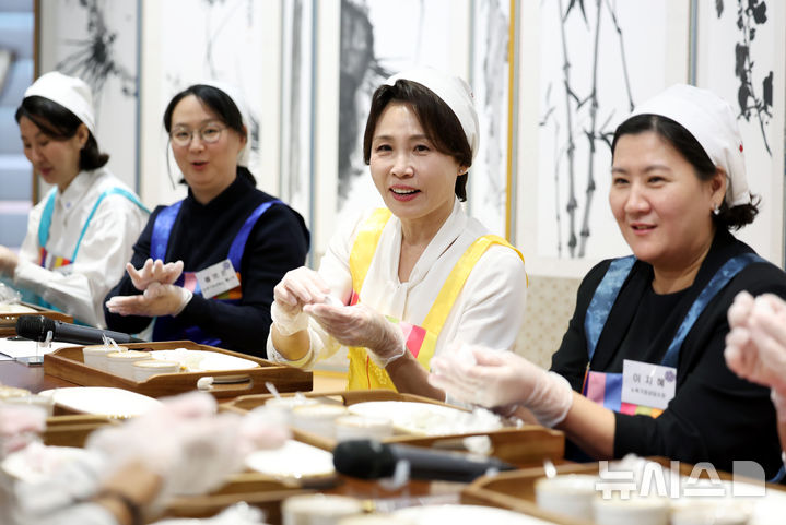 [뉴욕=뉴시스] 김진아 기자 = 김혜경 여사가 23일(현지 시간) 미국 뉴욕 한국문화원에서 열린 '뉴욕가정상담소와 함께하는 추석맞이 송편 빚기' 행사에서 참석자들과 송편을 빚고 있다. 2026.09.24. bluesoda@newsis.com