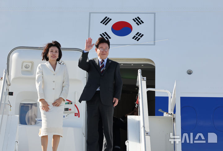 [뉴욕=뉴시스] 김진아 기자 = 유엔 총회 관련 일정을 마친 이재명 대통령과 김혜경 여사가 23일(현지 시간) 미국 뉴욕 JFK 국제공항에서 멕시코로 출발하며 인사하고 있다. 2026.09.24. bluesoda@newsis.com