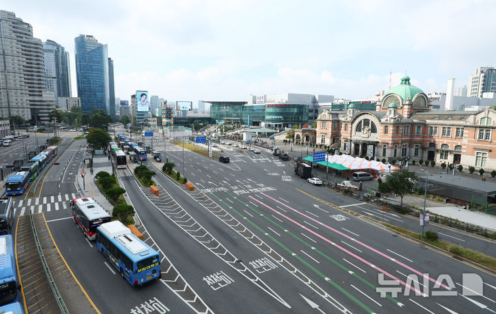 [서울=뉴시스] 전신 기자 = 추석 연휴 첫날인 24일 서울 시내 도로가 한산한 모습을 보이고 있다. 2026.09.24. photo1006@newsis.com