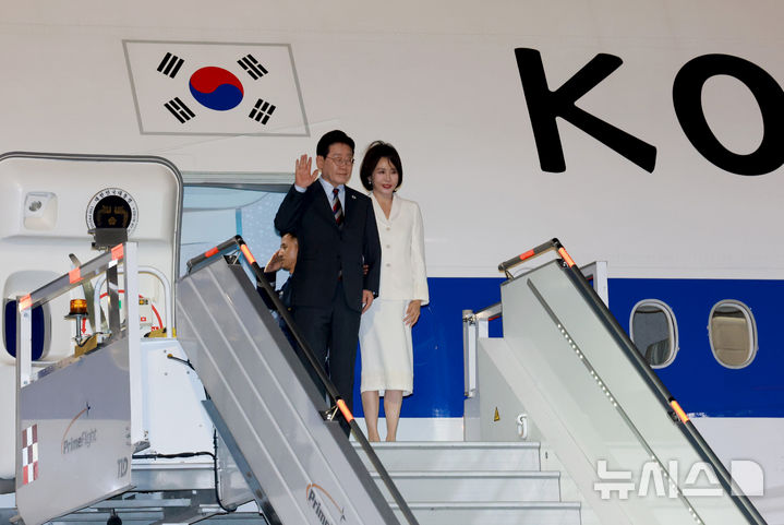 [숨팡고=뉴시스] 김진아 기자 = 이재명 대통령과 김혜경 여사가 23일(현지 시간) 멕시코 펠리페 앙헬레스 국제공항에 도착해 인사를 하고 있다. 2026.09.24. bluesoda@newsis.com