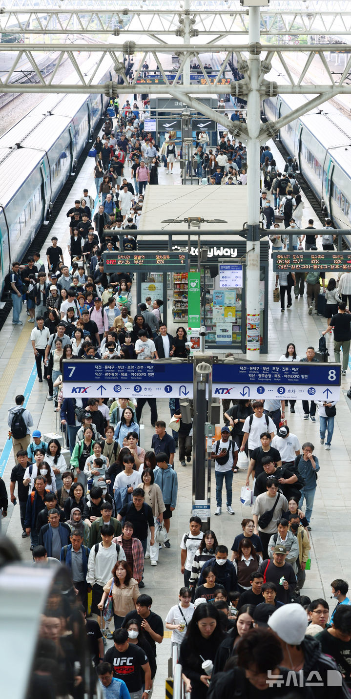 [서울=뉴시스] 전신 기자 = 추석 연휴 첫날인 24일 서울역이 귀성객들로 붐비고 있다. 2026.09.24. photo1006@newsis.com