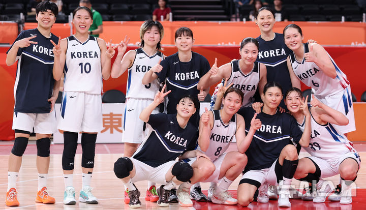 [나고야(일본)=뉴시스] 황준선 기자 = 24일(현지 시간) 일본 아이치현 나고야시 아이치 인터내셔널 아레나에서 열린 2026 아이치·나고야 아시안게임 여자 농구 8강전 한국과 인도네시아의 경기, 101-59로 승리한 대한민국 선수들이 기념촬영 하고 있다. 2026.09.24. hwang@newsis.com