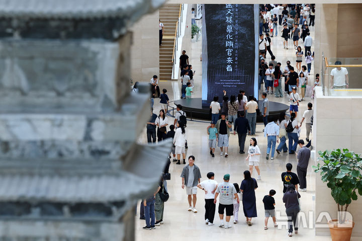 [서울=뉴시스] 전신 기자 = 추석 연휴 첫날인 24일 서울 용산구 국립중앙박물관이 관람객들로 북적이고 있다. 2026.09.24. photo1006@newsis.com