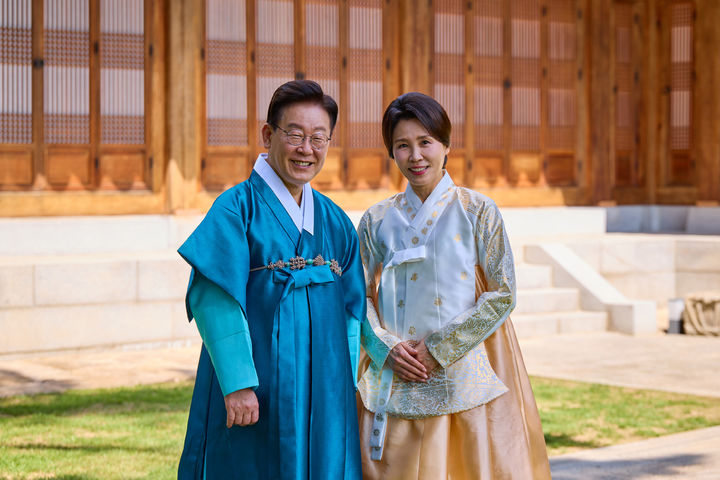 [서울=뉴시스] 김진아 기자 = 대통령실은 이재명 대통령과 김혜경 여사가 추석 명절 인사를 하는 모습을 25일 SNS에 공개했다. 이 대통령은 메시지를 통해 "어떠한 자격이나 조건 없이, 의견이나 생각의 차이도 가리지 않고 국민 한 분 한분의 삶에 환한 빛이 고루 비춰질 수 있도록 더욱 힘껏 뛰겠습니다"라고 밝혔다. (사진=이재명 대통령 SNS) 2026.09.25. bluesoda@newsis.com *재판매 및 DB 금지
