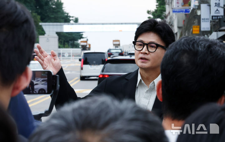 [서울=뉴시스] 전신 기자 = 한동훈 무소속 의원이 24일 서울 용산구 국방부 앞에서 비무장지대(DMZ) 지뢰 추정 폭발 사고와 관련해 즉각 조사를 촉구하는 1인 시위를 하고 있다. 2026.09.24. photo1006@newsis.com