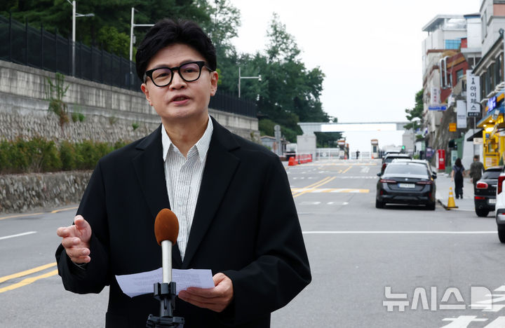 [서울=뉴시스] 전신 기자 = 한동훈 무소속 의원이 24일 서울 용산구 국방부 앞에서 비무장지대(DMZ) 지뢰 추정 폭발 사고와 관련해 즉각 조사를 촉구하는 1인 시위를 하고 있다. 2026.09.24. photo1006@newsis.com