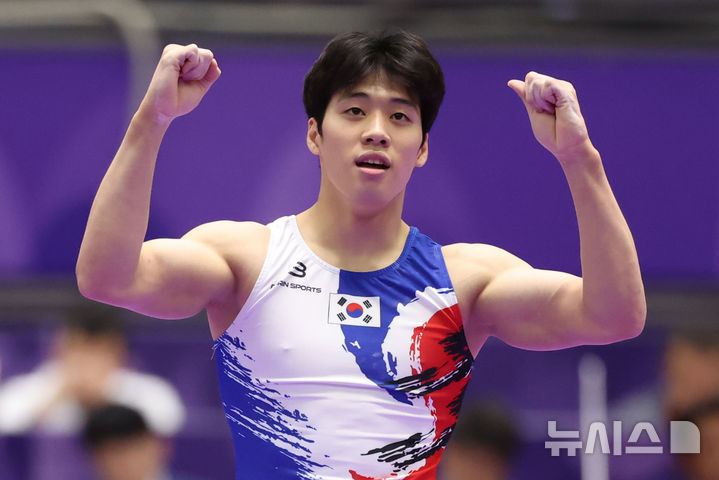 [나고야(일본)=뉴시스] 황준선 기자 = 24일(현지시간) 일본 아이치현 나고야시 종합체육관에서 열린 2026 아이치·나고야 아시안게임 기계체조 남자 마루 결승에서 류성현이 연기를 마친 뒤 기뻐하고 있다. 2026.09.24. hwang@newsis.com