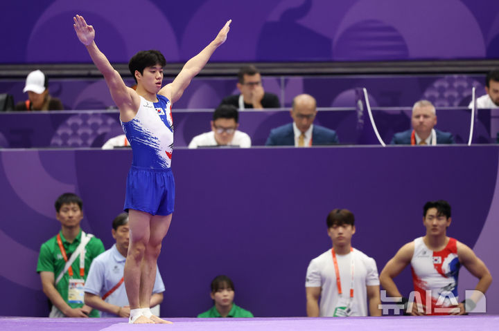 [나고야(일본)=뉴시스] 황준선 기자 = 24일(현지시간) 일본 아이치현 나고야시 종합체육관에서 열린 2026 아이치·나고야 아시안게임 기계체조 남자 마루 결승에서 류성현이 연기를 선보이고 있다. 2026.09.24. hwang@newsis.com