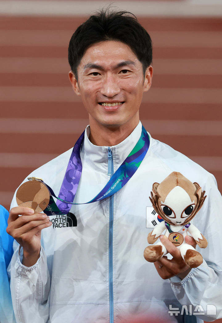 [나고야(일본)=뉴시스] 이영환 기자 = 24일 오후(현지 시간) 일본 나고야 미즈호 파크 육상경기장에서 진행된 2026 아이치·나고야 아시안게임 남자 하프마라톤 경보 메달 시상식에서 동메달을 획득한 최병광이 포즈를 취하고 있다. 2026.09.24. 20hwan@newsis.com