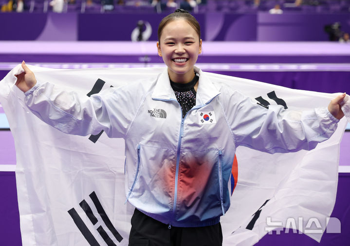 [나고야(일본)=뉴시스] 황준선 기자 = 24일(현지시간) 일본 아이치현 나고야시 종합체육관에서 열린 2026 아이치·나고야 아시안게임 기계체조 여자 도마 결승에서 금메달을 차지한 한국 여서정이 기뻐하고 있다. 2026.09.24. hwang@newsis.com