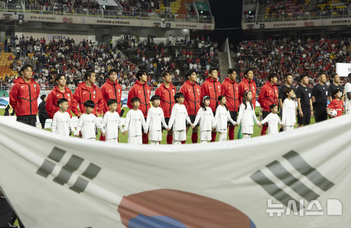 [수원=뉴시스] 김근수 기자 = 대한민국 축구국가대표팀 선수들이 24일 경기 수원시 팔달구 수원월드컵경기장에서 열린 하나은행 초청 대한민국 축구 국가대표팀 친선경기 대한민국 대 에콰도르의 경기 시작 전 애국가를 부르고 있다. 2026.09.24. ks@newsis.com