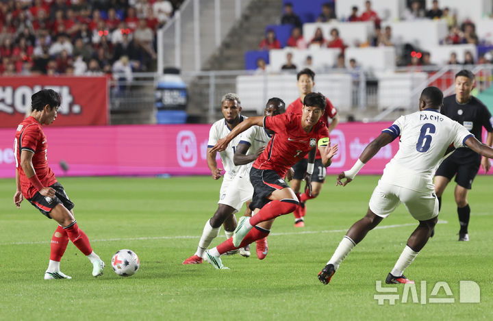 [수원=뉴시스] 김근수 기자 = 대한민국 축구국가대표팀 선수들이 24일 경기 수원시 팔달구 수원월드컵경기장에서 열린 하나은행 초청 대한민국 축구 국가대표팀 친선경기 대한민국 대 에콰도르의 경기 전반, 대한민국 정승원이 손흥민에게 침투 패스를 하고 있다. 2026.09.24. ks@newsis.com