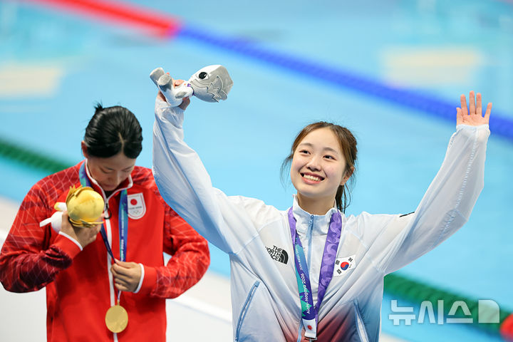 [도쿄(일본)=뉴시스] 김금보 기자 = 24일(현지 시간) 오후 일본 도쿄도 고토구 도쿄아쿠아틱스센터에서 열린 2026 아이치·나고야 아시안게임 여자 평영 200m에서 은메달을 차지한 박시은이 기뻐하고 있다. 2026.06.24. kgb@newsis.com