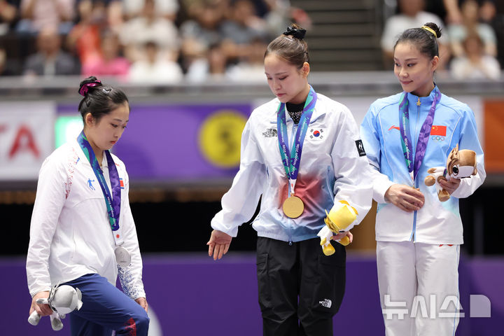 [나고야(일본)=뉴시스] 황준선 기자 = 24일(현지시간) 일본 아이치현 나고야시 종합체육관에서 열린 2026 아이치·나고야 아시안게임 기계체조 여자 도마 결승 시상식에서 금메달을 차지한 한국 여서정(가운데)이 은메달 북한 안창옥(왼쪽), 동메달 중국 뚜쓰위가 기념촬영 하던 중 포디움을 내려가려는 안창옥을 여서정이 부르고 있다. 2026.09.24. hwang@newsis.com
