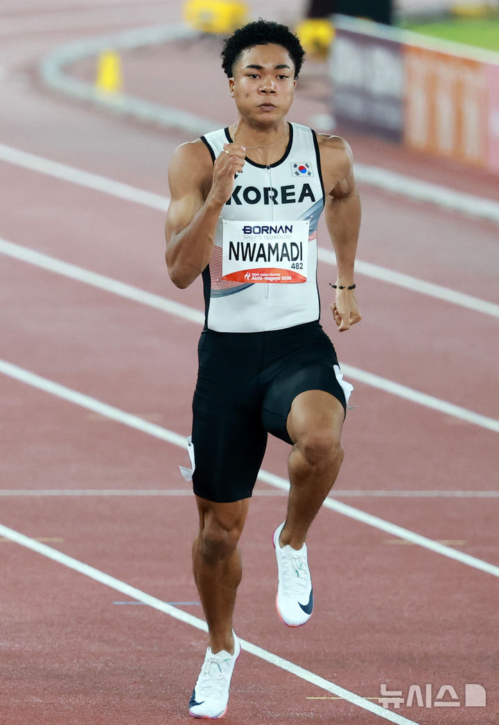 [나고야(일본)=뉴시스] 이영환 기자 = 24일 오후(현지 시간) 일본 나고야 미즈호 파크 육상경기장에서 열린 2026 아이치·나고야 아시안게임 남자 100m 예선, 한국 나마디 조엘진이 질주하고 있다. 2026.09.24. 20hwan@newsis.com
