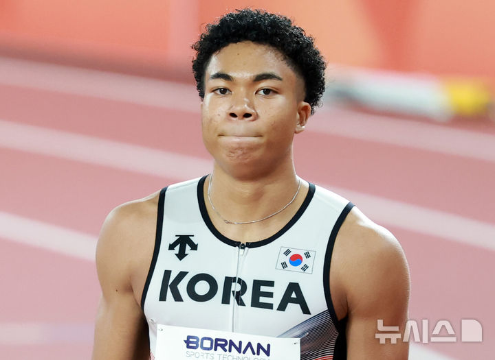 [나고야(일본)=뉴시스] 이영환 기자 = 24일 오후(현지 시간) 일본 나고야 미즈호 파크 육상경기장에서 열린 2026 아이치·나고야 아시안게임 남자 100m 예선, 한국 나마디 조엘진이 경기를 마친 후 이동하고 있다. 2026.09.24. 20hwan@newsis.com