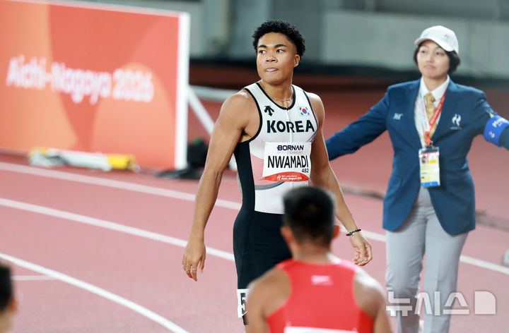 [나고야(일본)=뉴시스] 이영환 기자 = 24일 오후(현지 시간) 일본 나고야 미즈호 파크 육상경기장에서 열린 2026 아이치·나고야 아시안게임 남자 100m 예선, 한국 나마디 조엘진이 경기를 마친 후 기록을 확인하고 있다. 2026.09.24. 20hwan@newsis.com