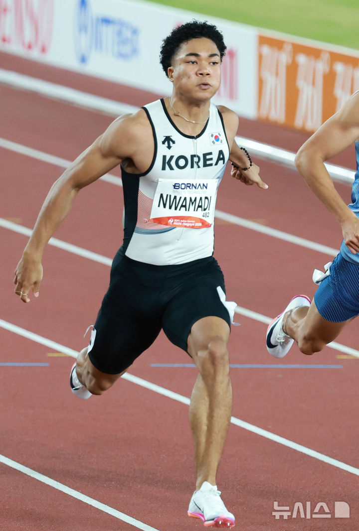 [나고야(일본)=뉴시스] 이영환 기자 = 24일 오후(현지 시간) 일본 나고야 미즈호 파크 육상경기장에서 열린 2026 아이치·나고야 아시안게임 남자 100m 예선, 한국 나마디 조엘진이 질주하고 있다. 2026.09.24. 20hwan@newsis.com