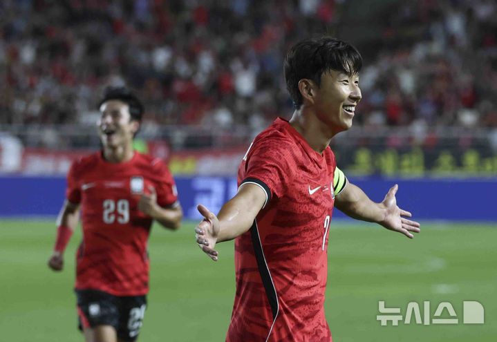 [수원=뉴시스] 김근수 기자 = 24일 경기 수원시 팔달구 수원월드컵경기장에서 열린 하나은행 초청 대한민국 축구 국가대표팀 친선경기 대한민국 대 에콰도르의 경기 후반 손흥민이 추가골을 넣고 기뻐하고 있다. 2026.09.24. ks@newsis.com