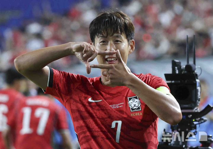 [수원=뉴시스] 김근수 기자 = 24일 경기 수원시 팔달구 수원월드컵경기장에서 열린 하나은행 초청 대한민국 축구 국가대표팀 친선경기 대한민국 대 에콰도르의 경기 후반 손흥민이 추가골을 넣고 세리머니를 하고 있다. 2026.09.24. ks@newsis.com
