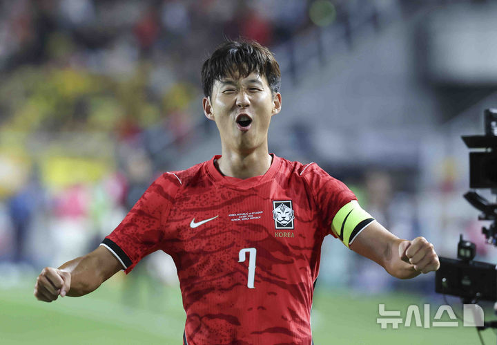 [수원=뉴시스] 김근수 기자 = 24일 경기 수원시 팔달구 수원월드컵경기장에서 열린 하나은행 초청 대한민국 축구 국가대표팀 친선경기 대한민국 대 에콰도르의 경기 후반 손흥민이 추가골을 넣고 세리머니를 하고 있다. 2026.09.24. ks@newsis.com