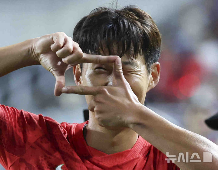 [수원=뉴시스] 김근수 기자 = 24일 경기 수원시 팔달구 수원월드컵경기장에서 열린 하나은행 초청 대한민국 축구 국가대표팀 친선경기 대한민국 대 에콰도르의 경기 후반 손흥민이 추가골을 넣고 세리머니를 하고 있다. 2026.09.24. ks@newsis.com