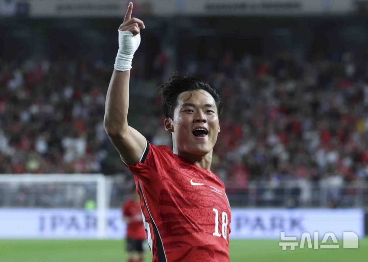 [수원=뉴시스] 김근수 기자 = 24일 경기 수원시 팔달구 수원월드컵경기장에서 열린 하나은행 초청 대한민국 축구 국가대표팀 친선경기 대한민국 대 에콰도르의 경기 후반, 대한민국 오현규가 선취골을 넣고 기뻐하고 있다. 2026.09.24. ks@newsis.com