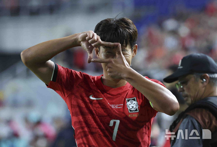 [수원=뉴시스] 김근수 기자 = 24일 경기 수원시 팔달구 수원월드컵경기장에서 열린 하나은행 초청 대한민국 축구 국가대표팀 친선경기 대한민국 대 에콰도르의 경기 후반 손흥민이 추가골을 넣고 세리머니를 하고 있다. 2026.09.24. ks@newsis.com