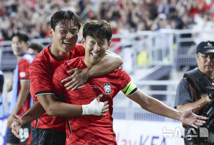 [수원=뉴시스] 김근수 기자 = 24일 경기 수원시 팔달구 수원월드컵경기장에서 열린 하나은행 초청 대한민국 축구 국가대표팀 친선경기 대한민국 대 에콰도르의 경기 후반 손흥민이 추가골을 넣고 오현규와 기뻐하고 있다. 2026.09.24. ks@newsis.com