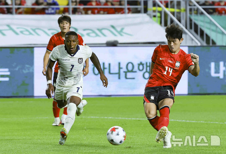 [수원=뉴시스] 김근수 기자 = 24일 경기 수원시 팔달구 수원월드컵경기장에서 열린 하나은행 초청 대한민국 축구 국가대표팀 친선경기 대한민국 대 에콰도르의 경기 후반, 대한민국 이동경이 팀의 세번째 골을 성공시키고 있다. 2026.09.24. ks@newsis.com