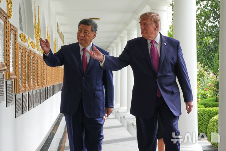 [워싱턴=AP/뉴시스]24일(현지 시간) 도널드 트럼프 미국 대통령 안내에 따라 시진핑 중국 국가주석이 백악관 외벽을 둘러보고 있다. 2026.09.25.
