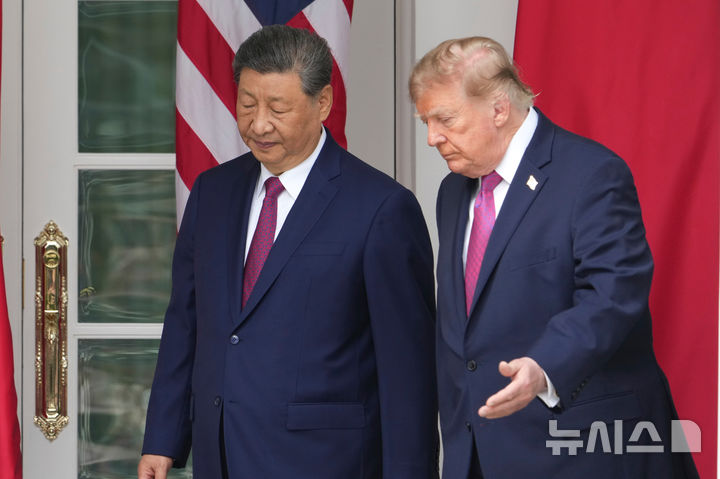 [워싱턴=AP/뉴시스]도널드 트럼프 미국 대통령이 24일(현지 시간) 백악관을 방문한 시진핑 중국 국가주석과 인사하고 안내하고 있다. 2026.09.25.