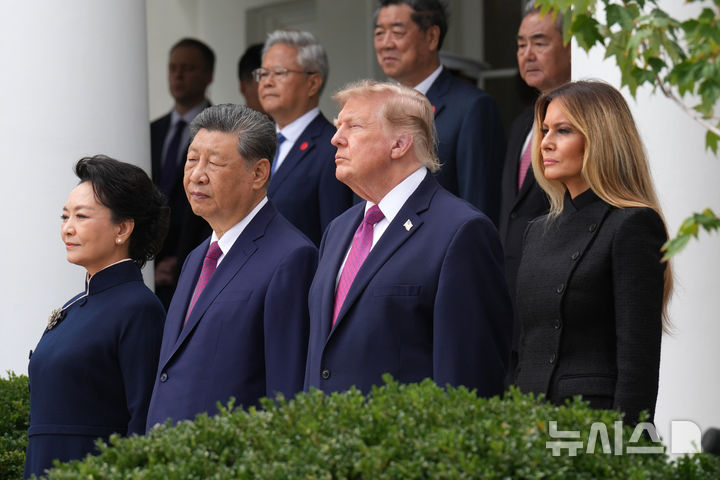 [워싱턴=AP/뉴시스] 도널드 트럼프 미국 대통령 지시로 백악관 출입이 금지됐던 언론사들이 법원 결정으로 복귀한 가운데, 트럼프 대통령은 이들이 미중 정상회담 보도를 거부했다고 주장하며 불편한 심기를 드러냈다. 사진은 트럼프 대통령 부부와 시진핑 중국 국가주석 부부가 24일(현지 시간) 백악관 로즈가든에서 의장대를 사열하는 모습. 2026.09.25.