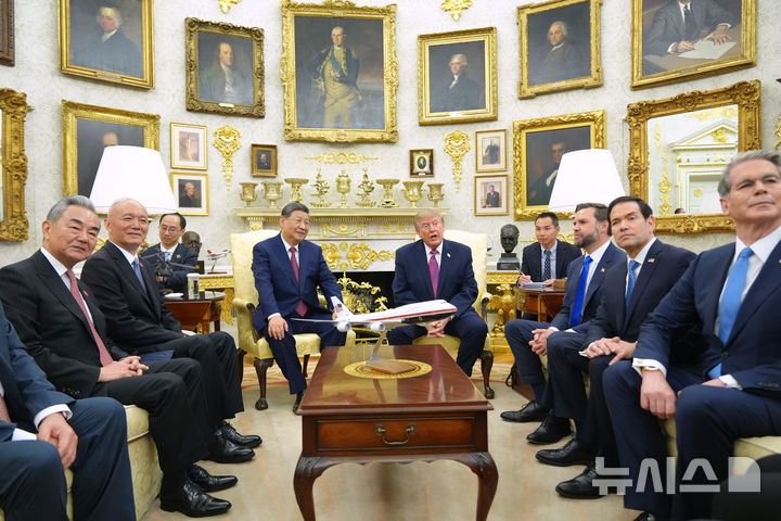 [워싱턴=AP/뉴시스] 도널드 트럼프(오른쪽) 미국 대통령과 시진핑 중국 국가주석이 24일(현지 시간) 백악관 집무실에서 양국 관계자들과 함께 만나고 있다. 2026.09.25.