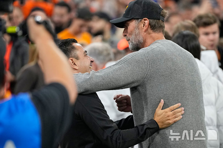 [암스트레담=AP/뉴시스] 네덜란드 남자 축구 대표팀의 사비 에르난데스 감독과 독일의 위르겐 클롭 감독. 2026.09.24.