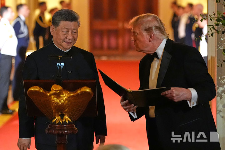 [워싱턴=AP/뉴시스] 도널드 트럼프 미국 대통령과 시진핑 중국 국가주석이 24일 백악관 이스트룸에서 국빈 만찬을 하는 도중 대화하고 있다.2026.09.25.
