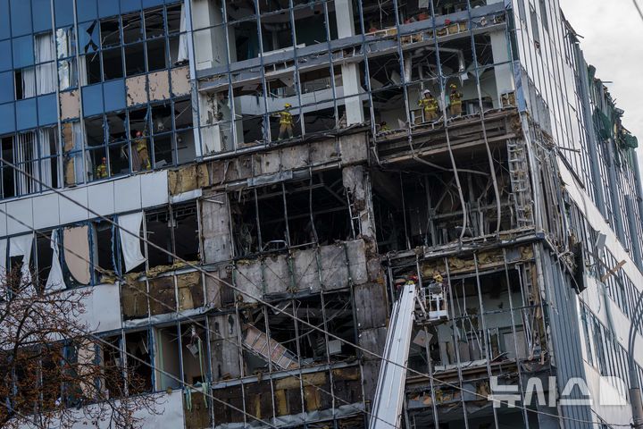 [AP/뉴시스] 25일 러시아 드론 공격에 파손 당한 우크라이나 수도 키이우 사무실 건물