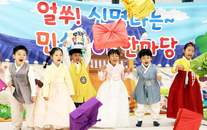 [전남광주=뉴시스] 추석 연휴를 이틀 앞둔 22일 전남광주통합특별시 북구청직장어린이집에서 한복을 곱게 차려입은 아이들이 명절 선물을 받고 기뻐하고 있다. (사진 = 전남광주 북구 제공) 2026.09.22. photo@newsis.com *재판매 및 DB 금지