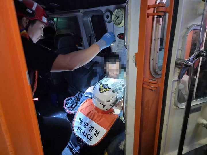[부산=뉴시스] 지난 24일 오후 8시55분께 영도구 생도 남서쪽 약 3km 해상에서 바하마 국적 벌크선(4만1655t)에서 선원 A(40대·중국인)씨가 작업 중 넘어져 갈비뼈를 다쳤다는 신고가 해경에 접수됐다. (사진=부산해경 제공) 2026.09.25. photo@newsis.com *재판매 및 DB 금지