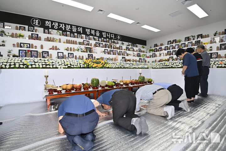 [무안=뉴시스] 양시원 기자 =  추석 당일인 25일 전남광주 무안군 무안국제공항에서 12·29 무안공항 제주항공 여객기 참사 유가족협의회가 합동 차례를 지내고 있다. 2026.09.25 goodwrite97@newsis.com