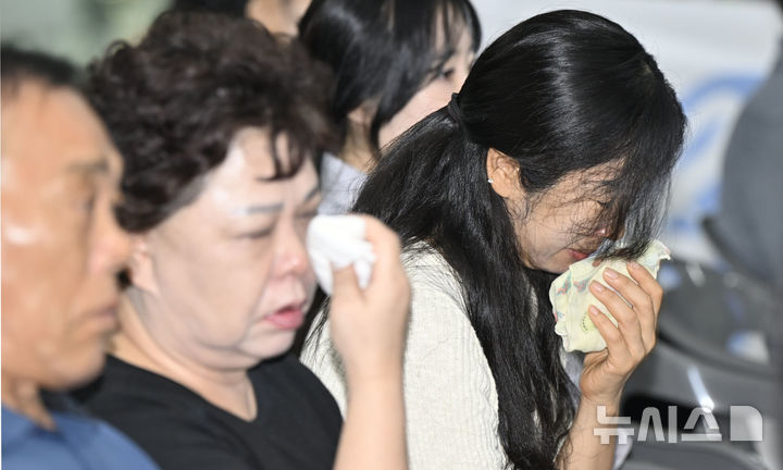 [무안=뉴시스] 양시원 기자 = 12·29 무안공항 제주항공 여객기 참사 유가족협의회의 추석 합동 차례가 열린 25일 오전 전남광주 무안군 무안국제공항에서 참사 유족들이 추모사를 들으며 눈물을 흘리고 있다. 2026.09.25 goodwrite97@newsis.com