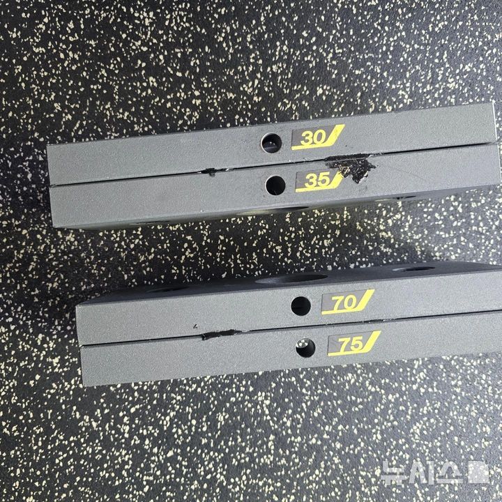 [서울=뉴시스]타르 본드로 인해 서로 붙어있는 무게추의 모습. (사진 = SNS 캡처) 2026.09.23.