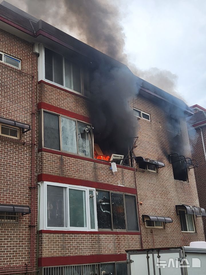[양주=뉴시스] 경기 양주시 덕계동 빌라 화재현장.(사진=경기북부소방재난본부 제공)photo@newsis.com