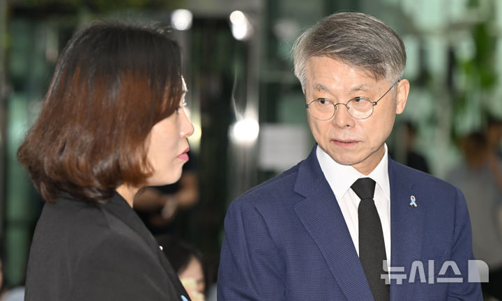 [전남광주=뉴시스] 양시원 기자 = 민형배 전남광주통합특별시장이 25일 오전 전남광주 무안군 무안국제공하에서 열린 12·29 무안공항 제주항공 여객기 참사 유족들의 합동 차례에 참석하고 있다. 2026.09.25. goodwrite97@newsis.com